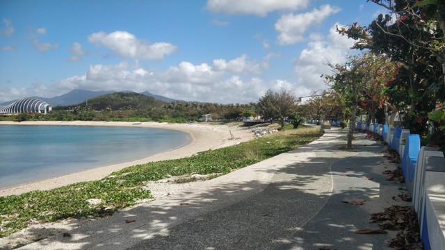 後灣海邊，左邊看得到國立海洋生物博物館的一個圓圓的建築