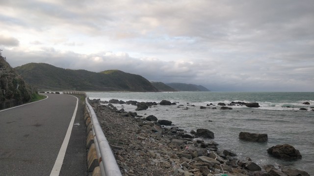 從旭海路拍的風景，陰天，有海有山