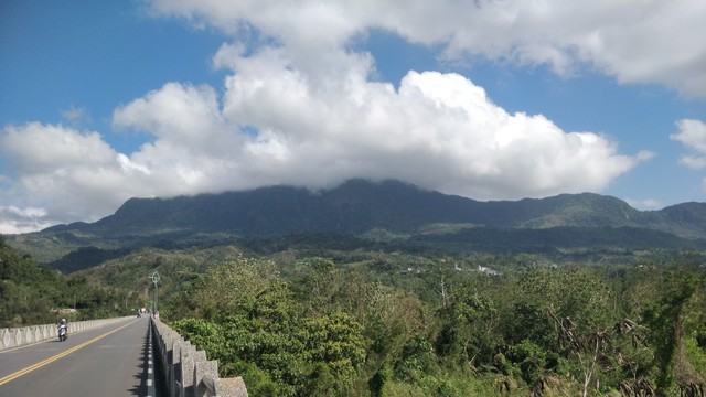 從鸞山聯絡道路上拍的鸞山的照片。這個路是一個大橋，在左下角看得到它。因為有一些雲看不到山巔，但是天氣好。