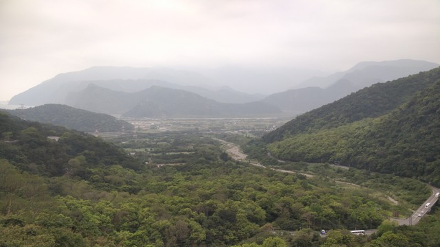 從新澳隧道跟南澳中間的路山拍的照片，看到南澳的整個谷。後面、左邊跟右邊都有山，後左有一點點的海。除了谷的中間以外，都是綠樹。在右邊的山腳有一條公路，在路上看得到一些車子，因為很遠車子看起來非很小。